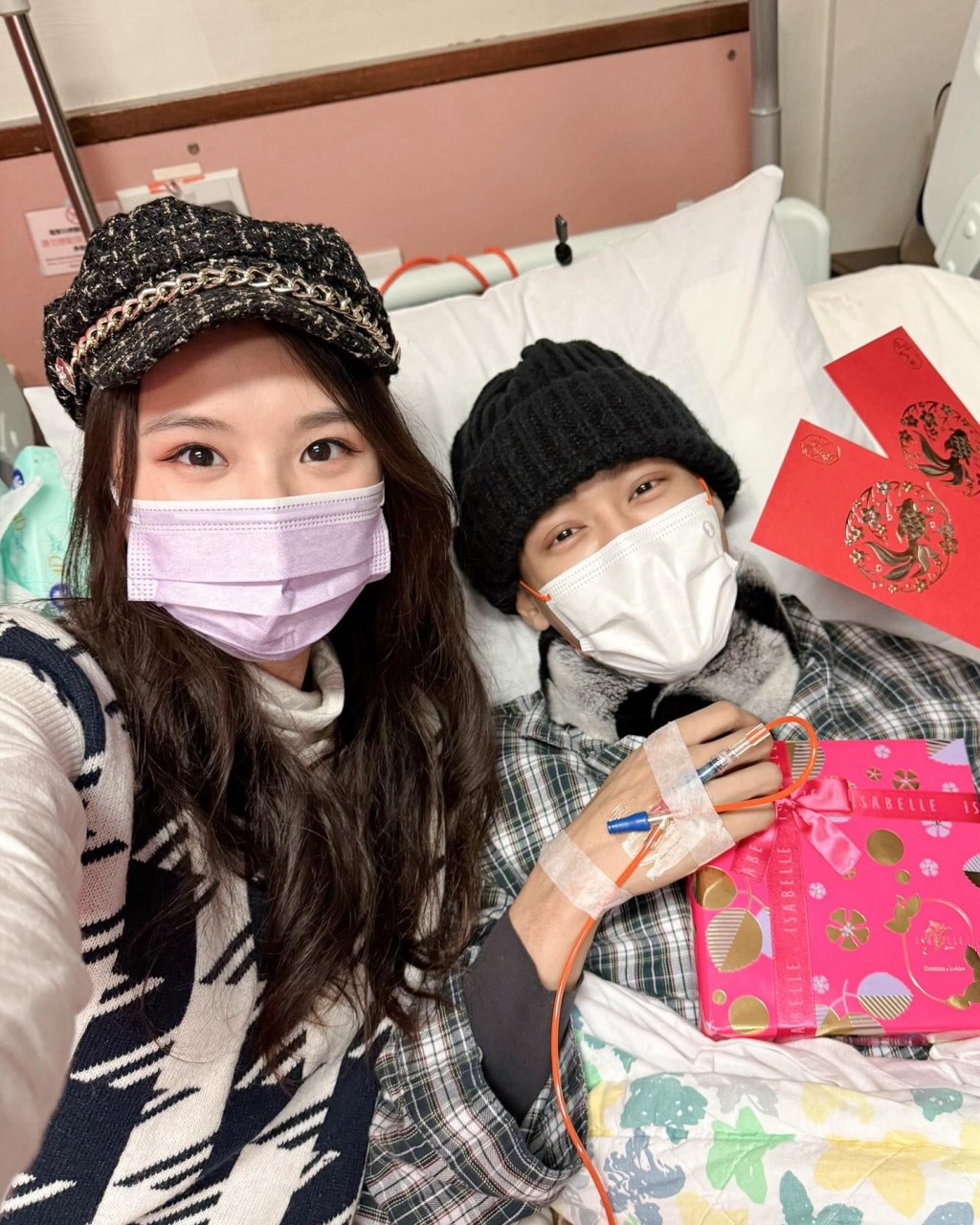 文颂男（右）新年期间住院获好友探望。