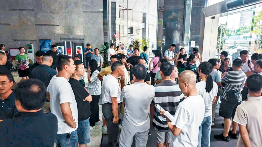 「靚家居」停業,眾多受害者前往廣州總部維權。