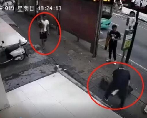 深圳寶安一名男子在巴士站持刀追砍一對父子。 網圖