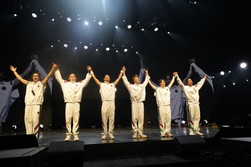 完骚时，（左起）KENCHI、SHOKICHI、AKIRA、TAKAHIRO、TETSUYA和NESMITH齐向台湾粉丝谢幕。