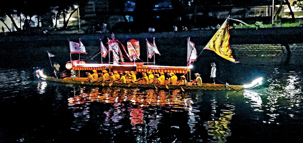 在农历五月初四晚上，「钟氏颖川堂宗亲会」在大埔三门仔对开海面游夜龙。