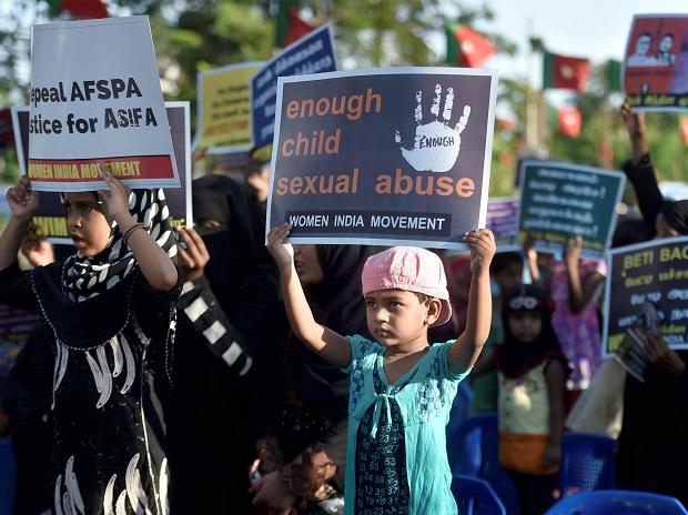 多個城市的民眾上街示威,指責政府沒有盡保護女性義務。