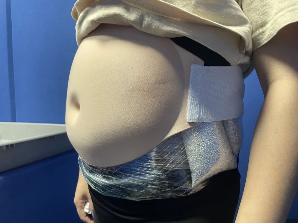 珠海拱北海关发现一名扮孕妇的女子走私白银19公斤。海关发布 珠海拱北海关发现一名扮孕妇的女子走私白银19公斤。海关发布