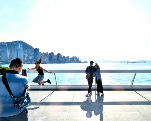 市民趁天氣好外出。