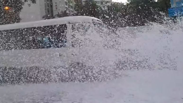 鹹水湧出地面波及停泊在路邊的車輛。fb車cam L（香港群組）影片截圖