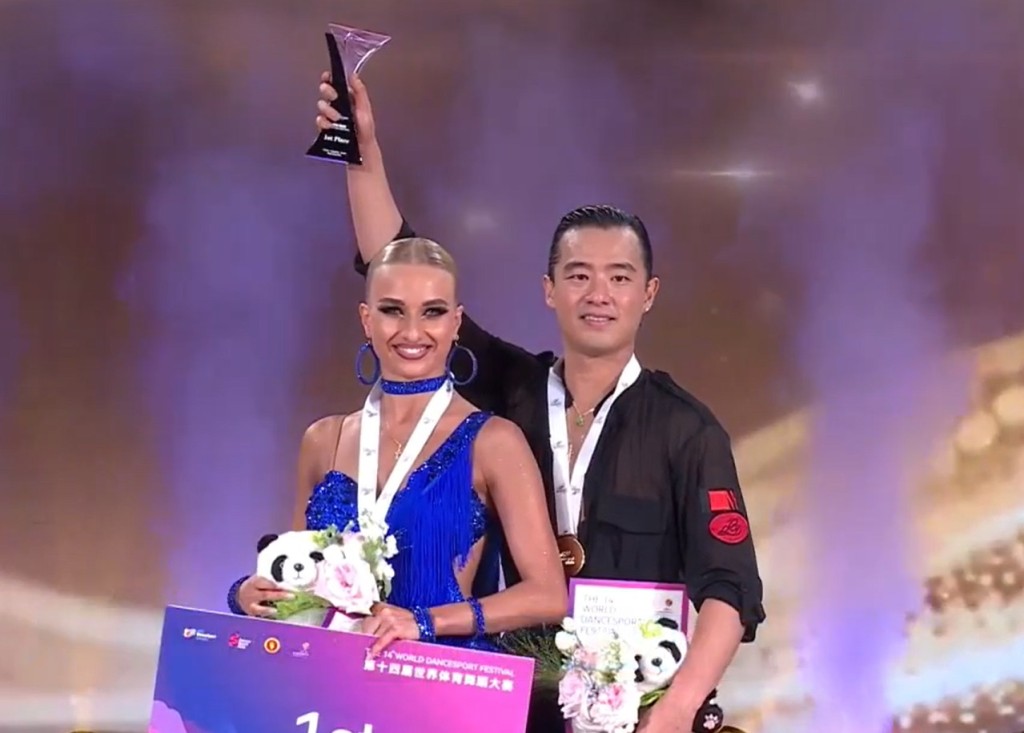Winson及太太Anastasia 继2024年后再次踏上世界杯最高颁奖台。香港舞总图 Winson及太太Anastasia 继2024年后再次踏上世界杯最高颁奖台。香港舞总图