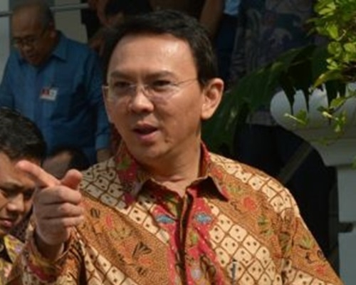 雅加達數萬穆斯林集會反對鍾萬學連任。