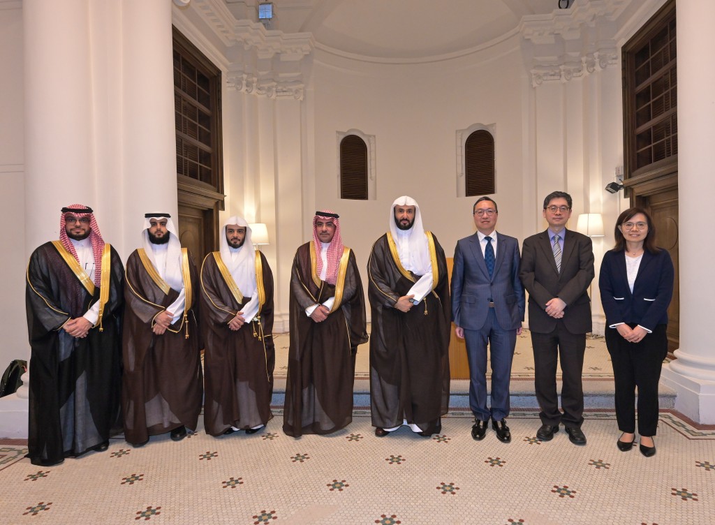 律政司司長林定國（右三）和律政司國際法律專員丁國榮（右二）與沙特阿拉伯王國司法大臣Waleed Mohammed Alsmani（右四）和沙特阿拉伯駐香港總領事Hamad Aljebreen（左四）以及雙方代表於簽署儀式合照。