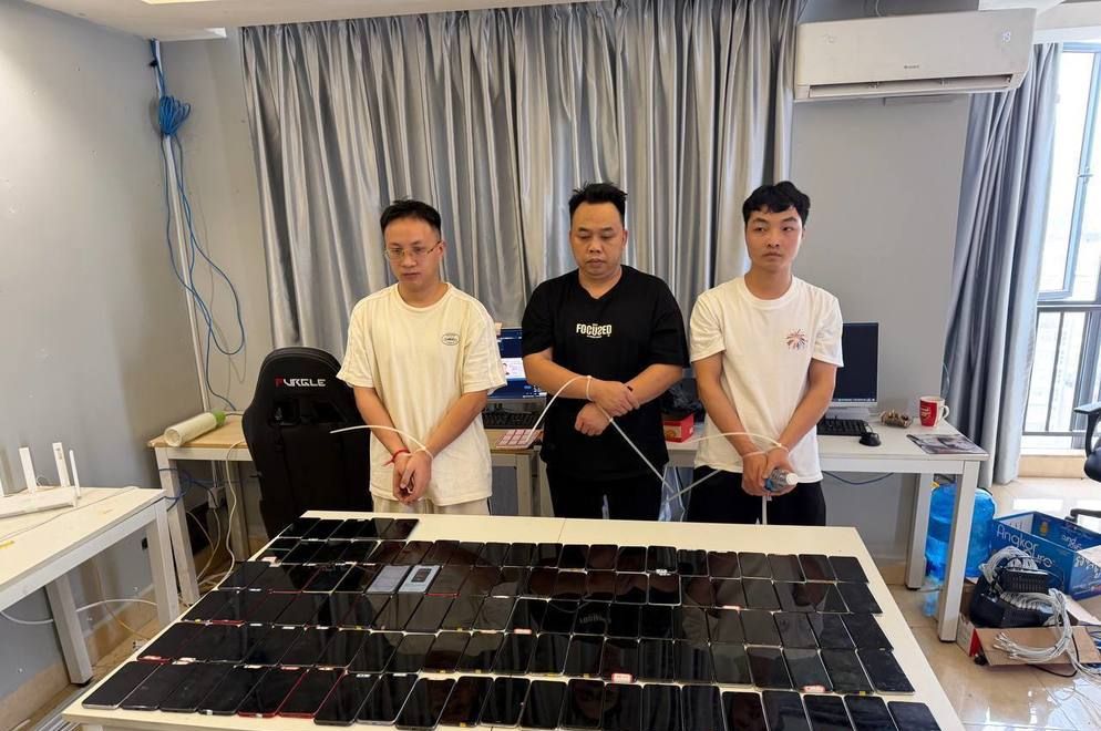 疑犯在柬埔寨一住宅内搭建开采金矿场景。《柬中时报》