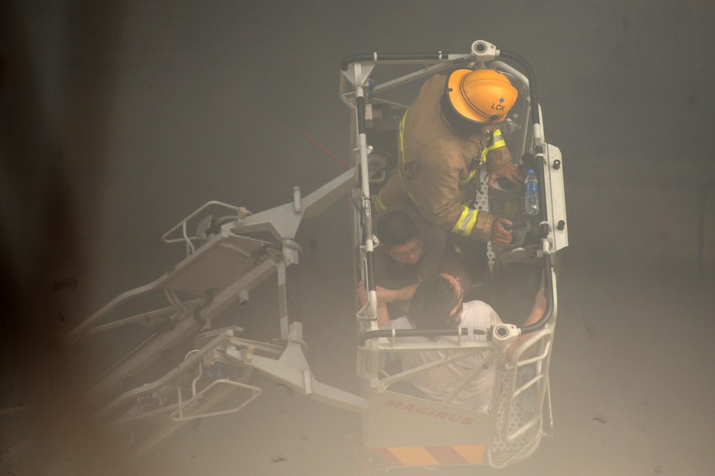 消防員架起升降台雲梯救出被困火場大廈住客。資料圖片