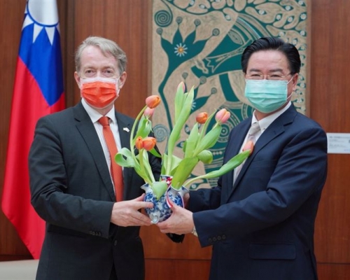 台北的外交部長吳釗燮在今早接見荷蘭駐台代表紀維德。網上圖片