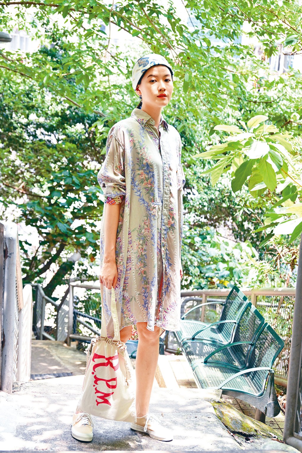 頭巾/$1,695、Smock圖案Shirt Dress/$5,995、亞麻帆布鞋/$2,195、白色印花Tote Bag/$650。