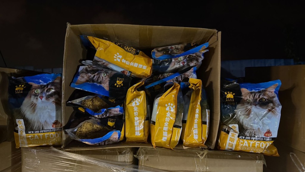 涉案私煙被僞裝成普通貨物,試圖掩人耳目。海關圖片 涉案私煙被僞裝成普通貨物,試圖掩人耳目。海關圖片
