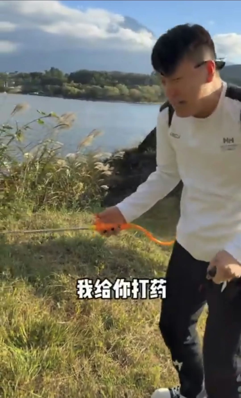 張澳手持噴槍對着岩石周邊草地噴灑液體。Threads@jido2003 張澳手持噴槍對着岩石周邊草地噴灑液體。Threads@jido2003