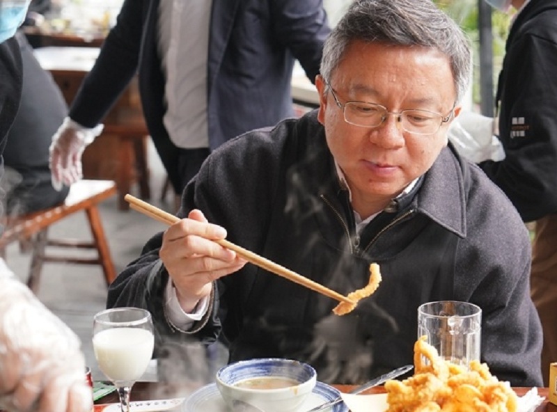 重庆副市长李波在餐馆堂食火锅。网图