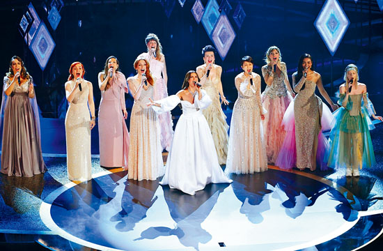 Idina(中)與松隆子(左四)等10國歌手齊合唱《Into the Unknown》。