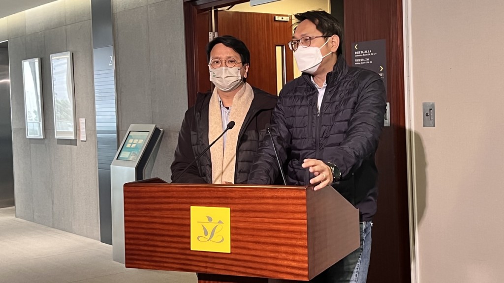 鄧家彪引述中心職員指近日接獲不少在內地港人求助。郭詠欣攝