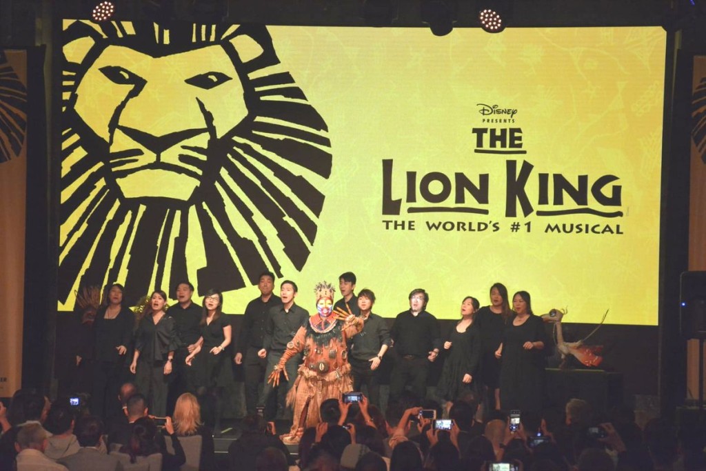 3位主角穿上戏服亮相表演一段曲目获全场掌声。