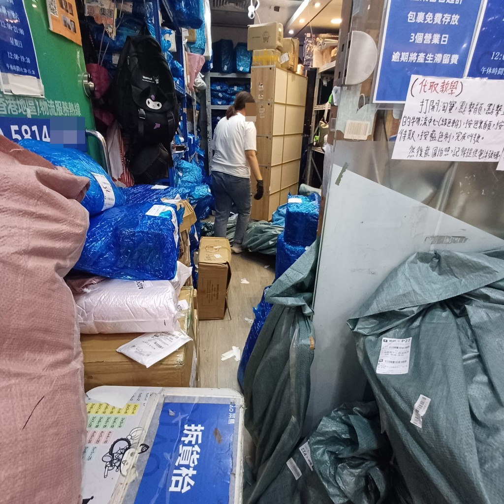 越來越多港人通過內地電商平台網購貨品，令本港各區不少自提點「逼爆」。 陶法德攝