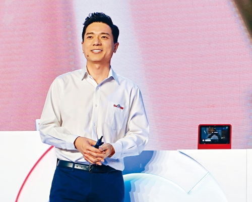 百度在香港上市，CEO李彦宏。