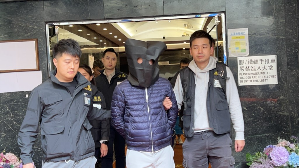 警方搜查新蒲崗工程公司的辦公室後，帶走一名被捕人。