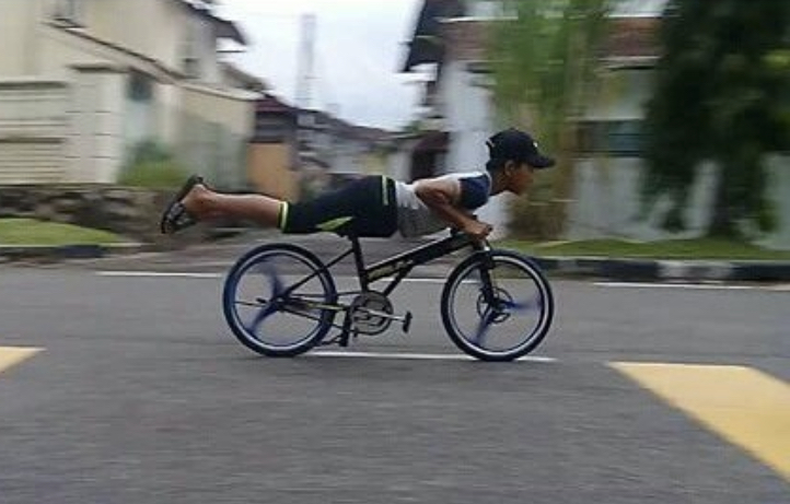 少年飙骑改装单车「蚊型脚车」（Basikal Nyamuk）的风气引发社会争论。 IG/tenterafly_malinja