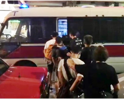 警方採取行動。
