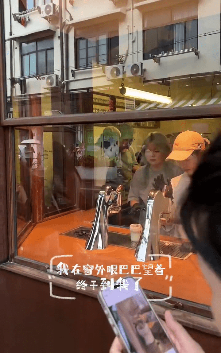 顧客們急不及待品嘗零下80度dirty。 顧客們急不及待品嘗零下80度dirty。