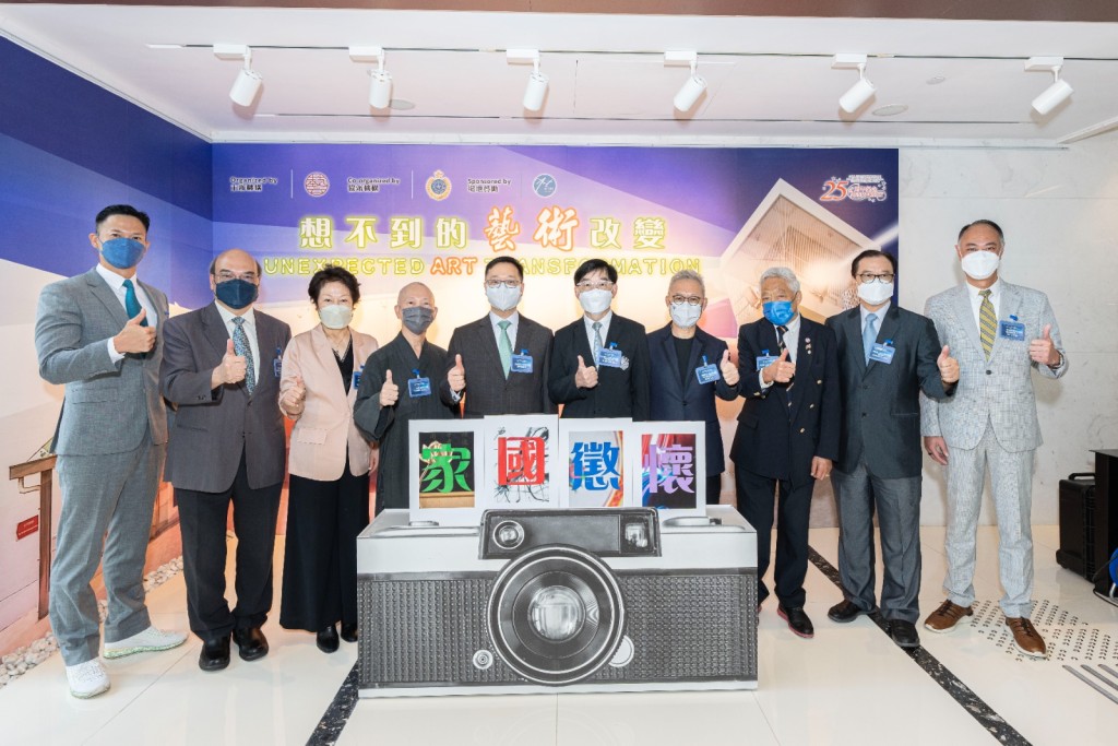 香港中華文化藝術推廣基金主席李秀恒博士(右五)及懲教署署長黃國興(左五)與其他嘉賓在開幕禮上合照。
