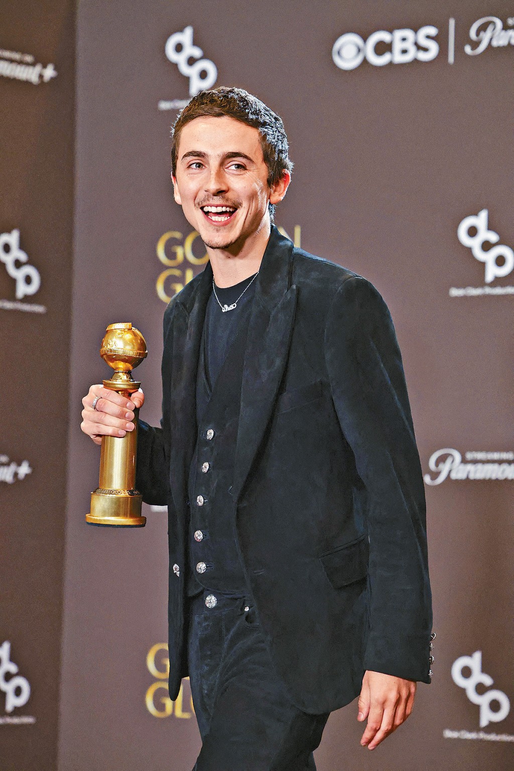 添麥菲查洛美擊敗里安納度狄卡比奧贏得金球獎音樂/喜劇組影帝。