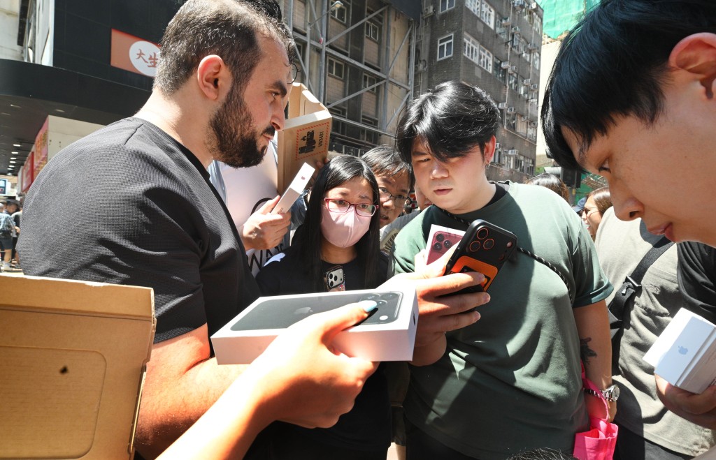 先達門外亦有不少收機黨。 先達門外亦有不少收機黨。