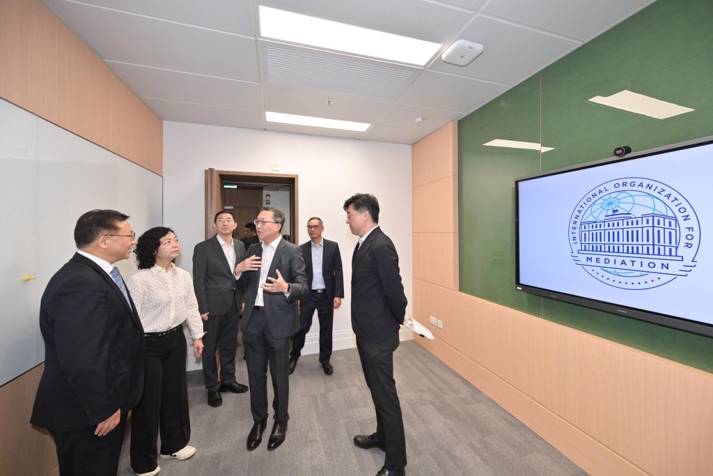 林定國(前排左)和崔建春(前排右)參觀世界調解走廊。政府新聞處圖片 林定國(前排左)和崔建春(前排右)參觀世界調解走廊。政府新聞處圖片