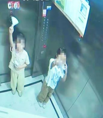 兩女童被困時不斷嘗試自救，保安卻當她們惡作劇。