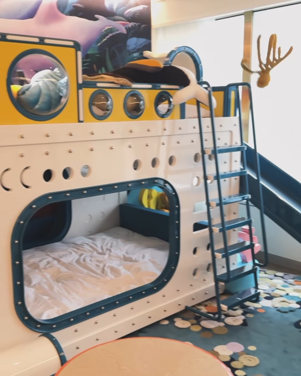 周励淇与囝囝Morris入住的酒店房间约479平方尺，内以传统的小渔船作为儿童床设计概念。