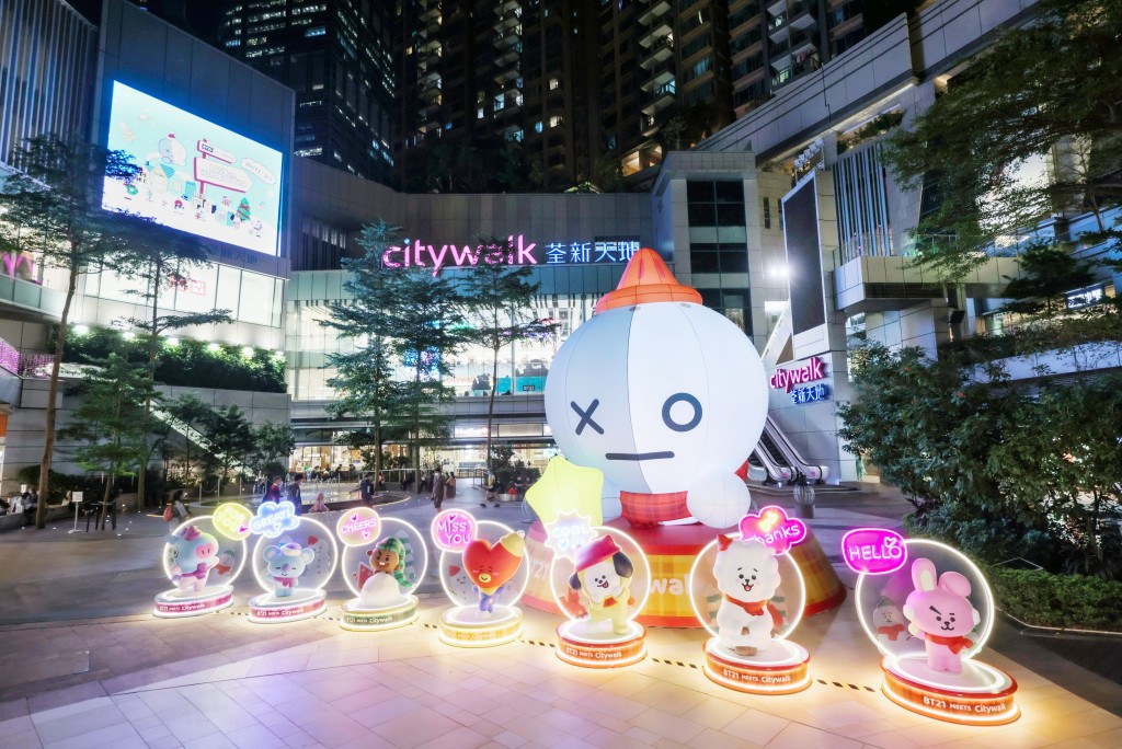 以全新冬日造型亮相的BT21朋友與5米巨型BT21守護者宇宙機器人VAN一登陸荃新天地一期戶外花園廣場。 以全新冬日造型亮相的BT21朋友與5米巨型BT21守護者宇宙機器人VAN一登陸荃新天地一期戶外花園廣場。