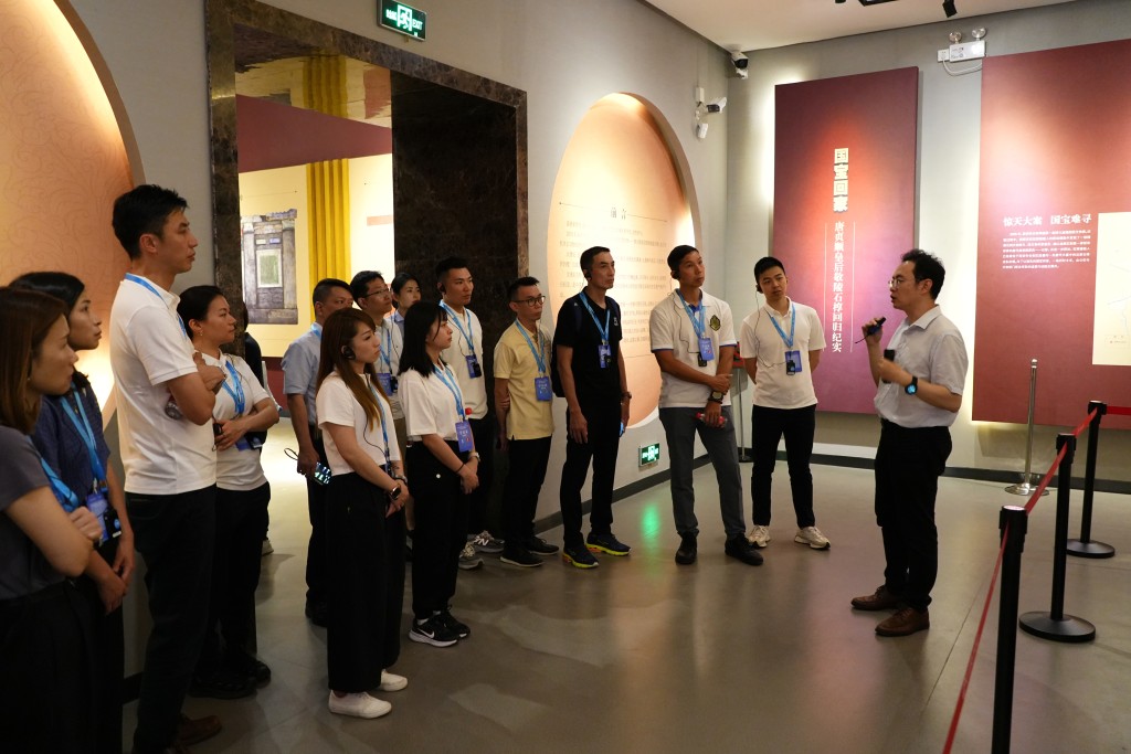 學員參觀陝西考古博物館。