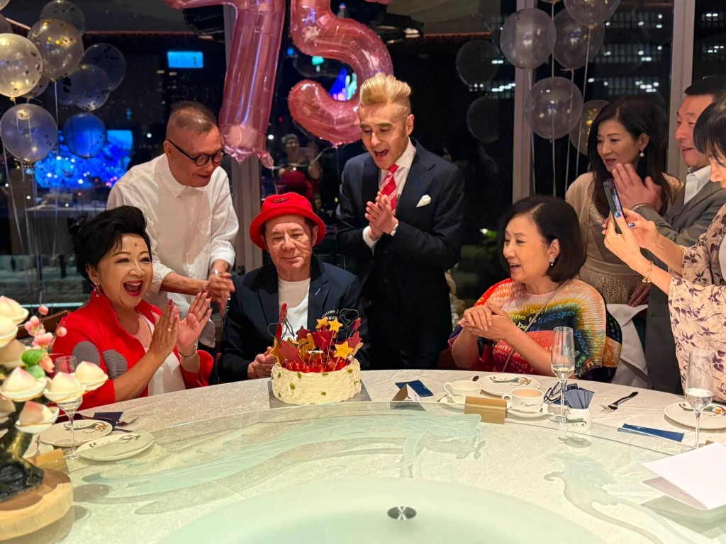 大家齊齊為甘國亮唱生日歌。