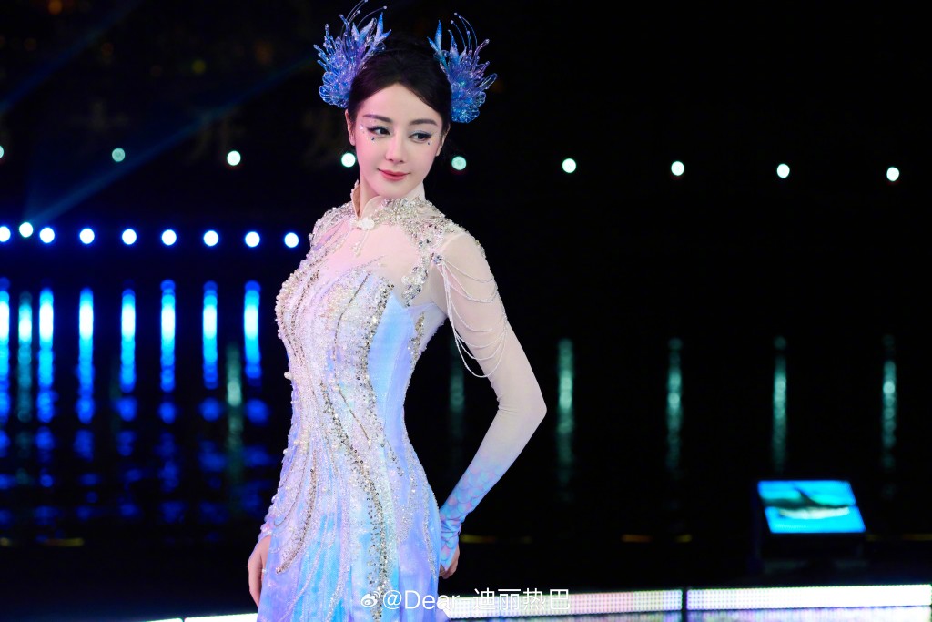 迪麗熱巴傳受中東戰火影響，在杜拜滯留3日，要缺席巴黎的活動。微博