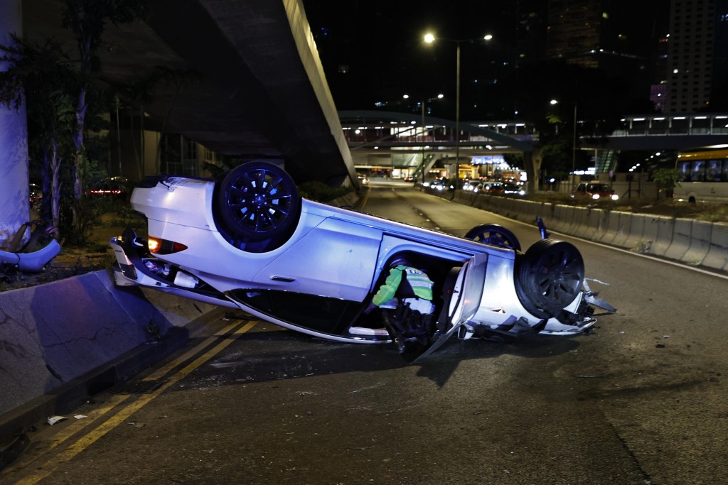 灣仔夏愨道私家車自炒四輪朝天，男司機面傷送院。