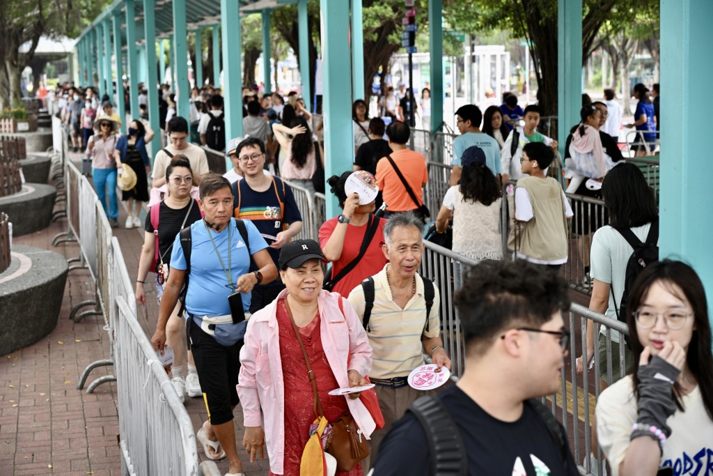 五一小長假最後一日,有不少內地遊客到訪長洲,記者所乘搭的高速快船已全部坐滿。蘇正謙攝 五一小長假最後一日,有不少內地遊客到訪長洲,記者所乘搭的高速快船已全部坐滿。蘇正謙攝