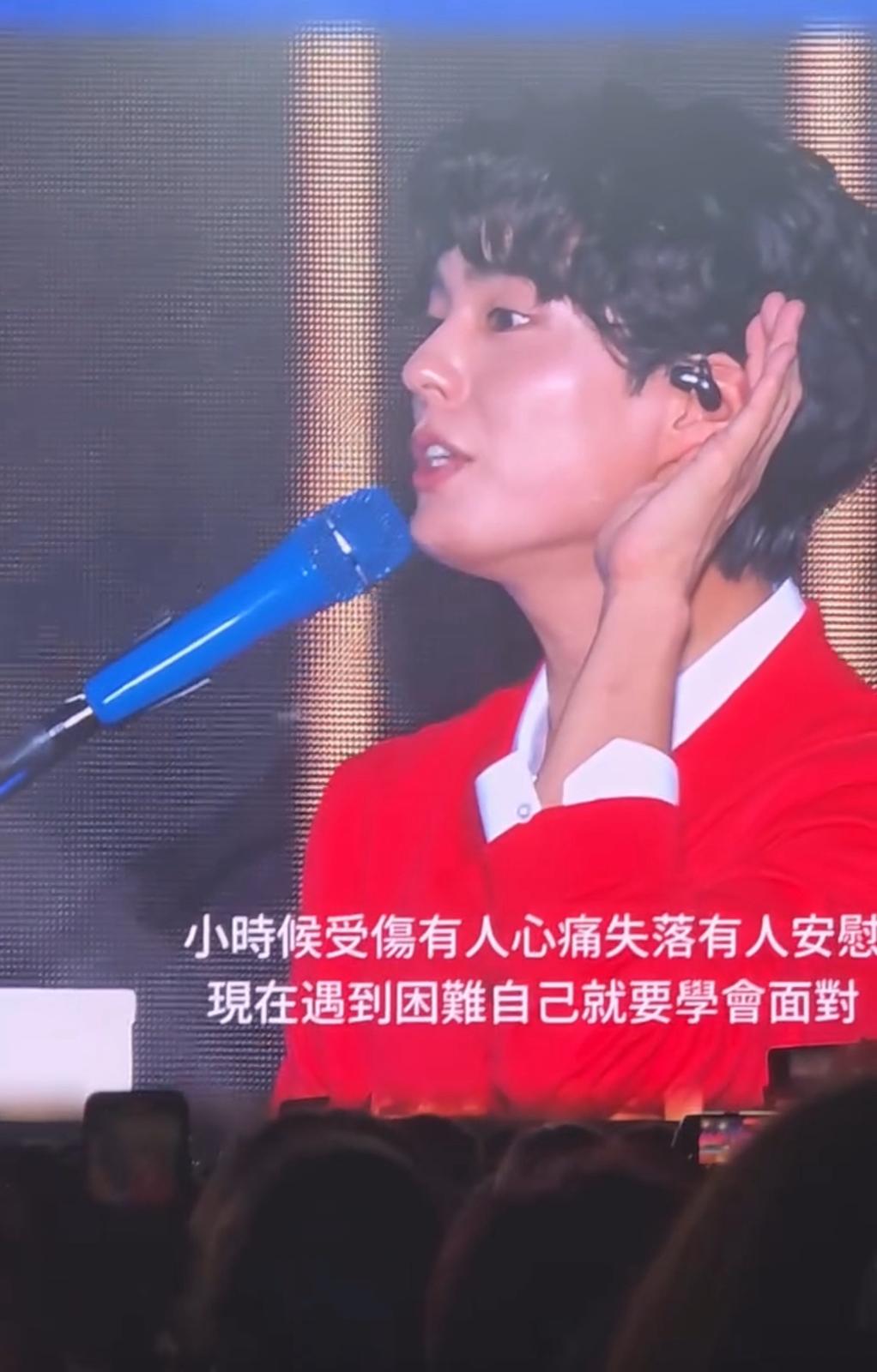 朴寶劍自彈自唱張敬軒的《My Way》。 朴寶劍自彈自唱張敬軒的《My Way》。