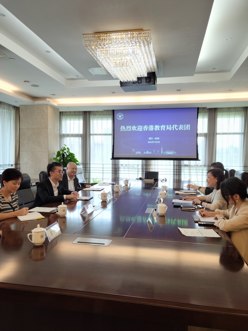 施俊輝（左二）與浙江大學港澳台事務辦公室主任李敏教授（右二）會面。政府新聞處
