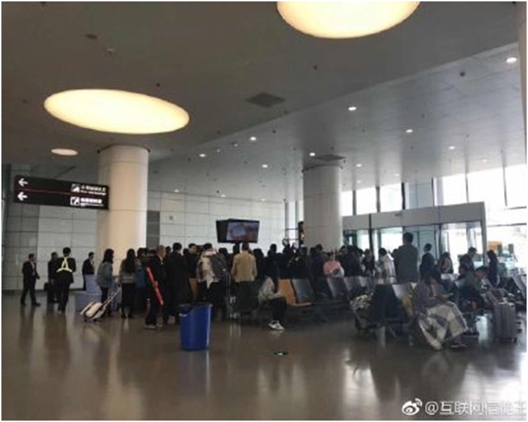 全部乘客落地後在機場大廳等候再次起飛。網圖