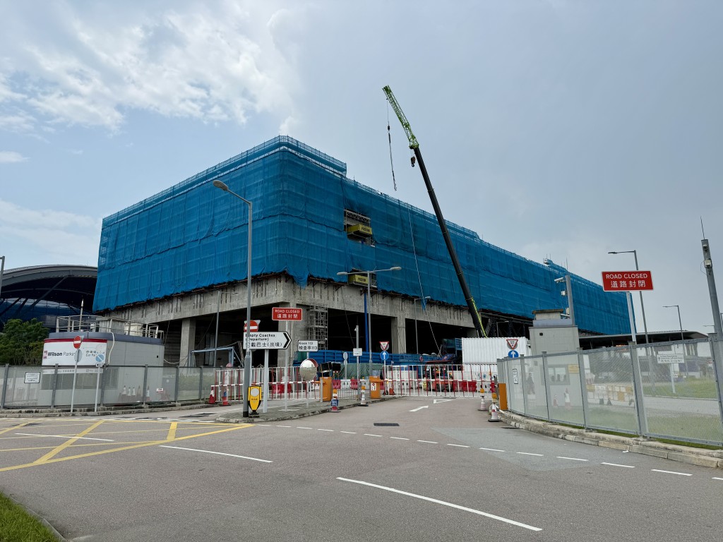 港珠澳大橋人工島香港口岸正興建自動化停車場及收費亭。蘇正謙攝 港珠澳大橋人工島香港口岸正興建自動化停車場及收費亭。蘇正謙攝