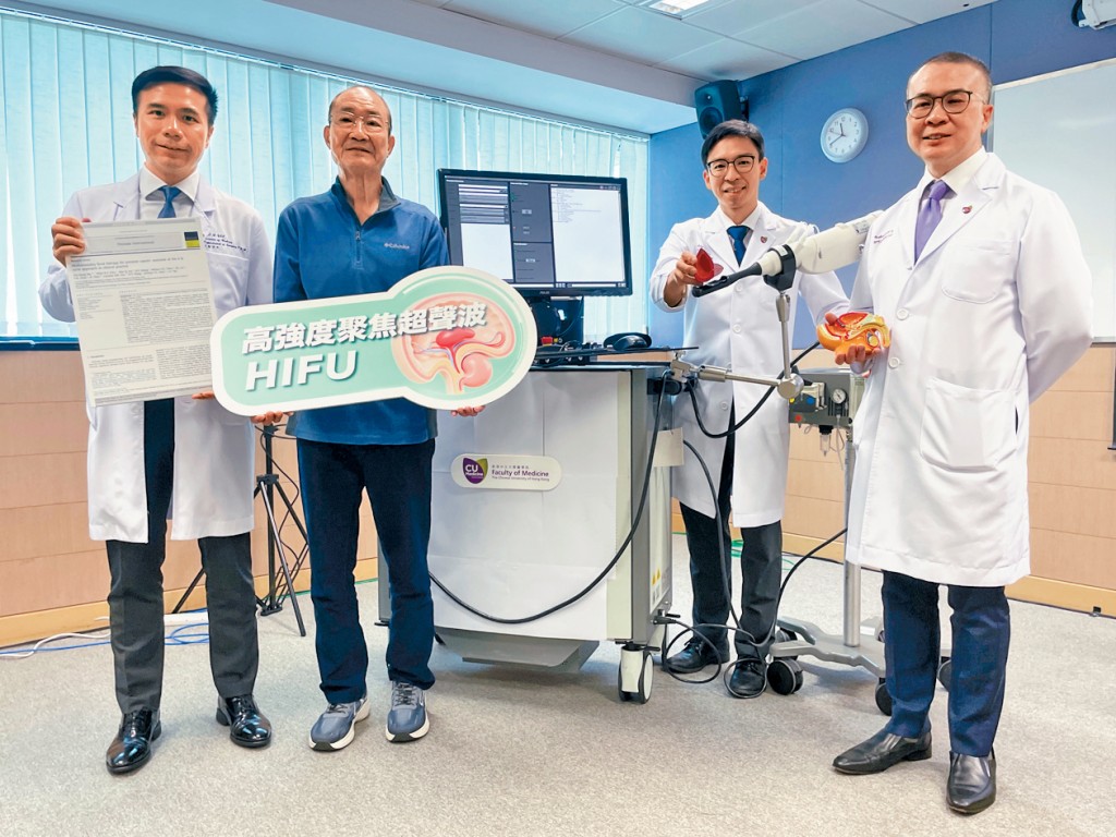 (左起)中大醫學院外科學系泌尿外科組名譽臨床副教授余知行、康復患者梁先生、中大醫學院外科學系泌尿外科組副教授趙家鋒、中大醫學院外科學系泌尿外科組主管吳志輝。