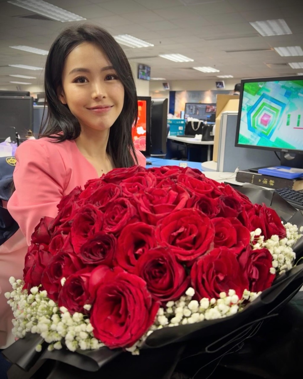 林婷婷在辦公室與99枝玫瑰打卡。