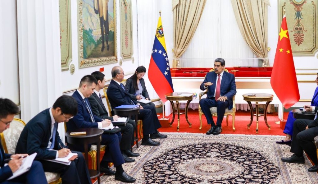 委内瑞拉总统马杜罗1月2日在总统府会见中国特使邱小琪率领的代表团。 马杜罗FB