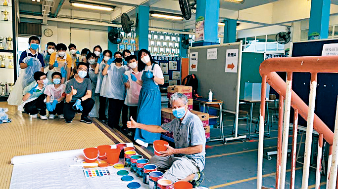 同学用心服务学校，重新为栏杆涂上油漆。