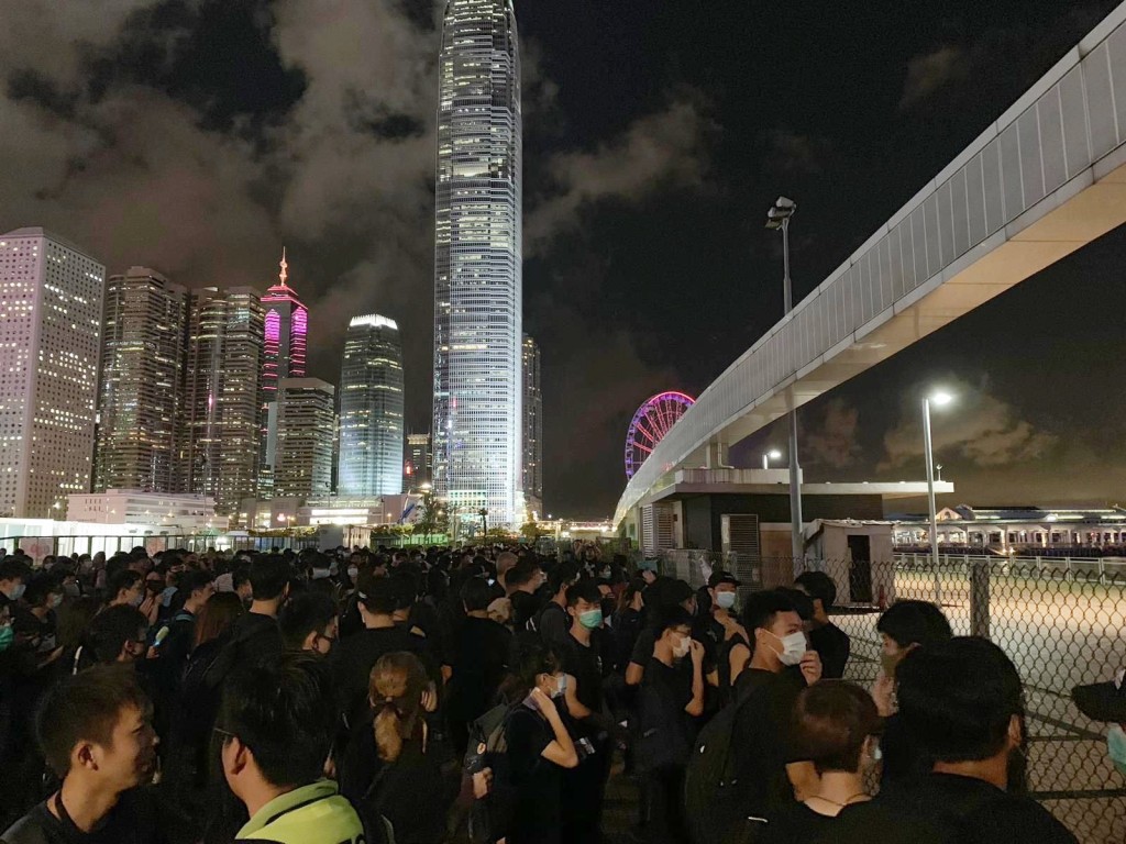 有市民移向中環海濱聚集。