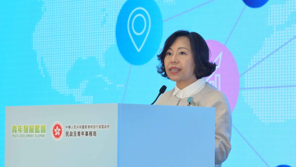 麥美娟回應石澳水浸派電話卡,稱當時仍有一間電訊公司收到信號,只是有人誤解。資料圖片